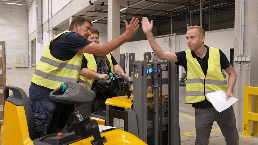 Logistikteam gibt sich High-Five