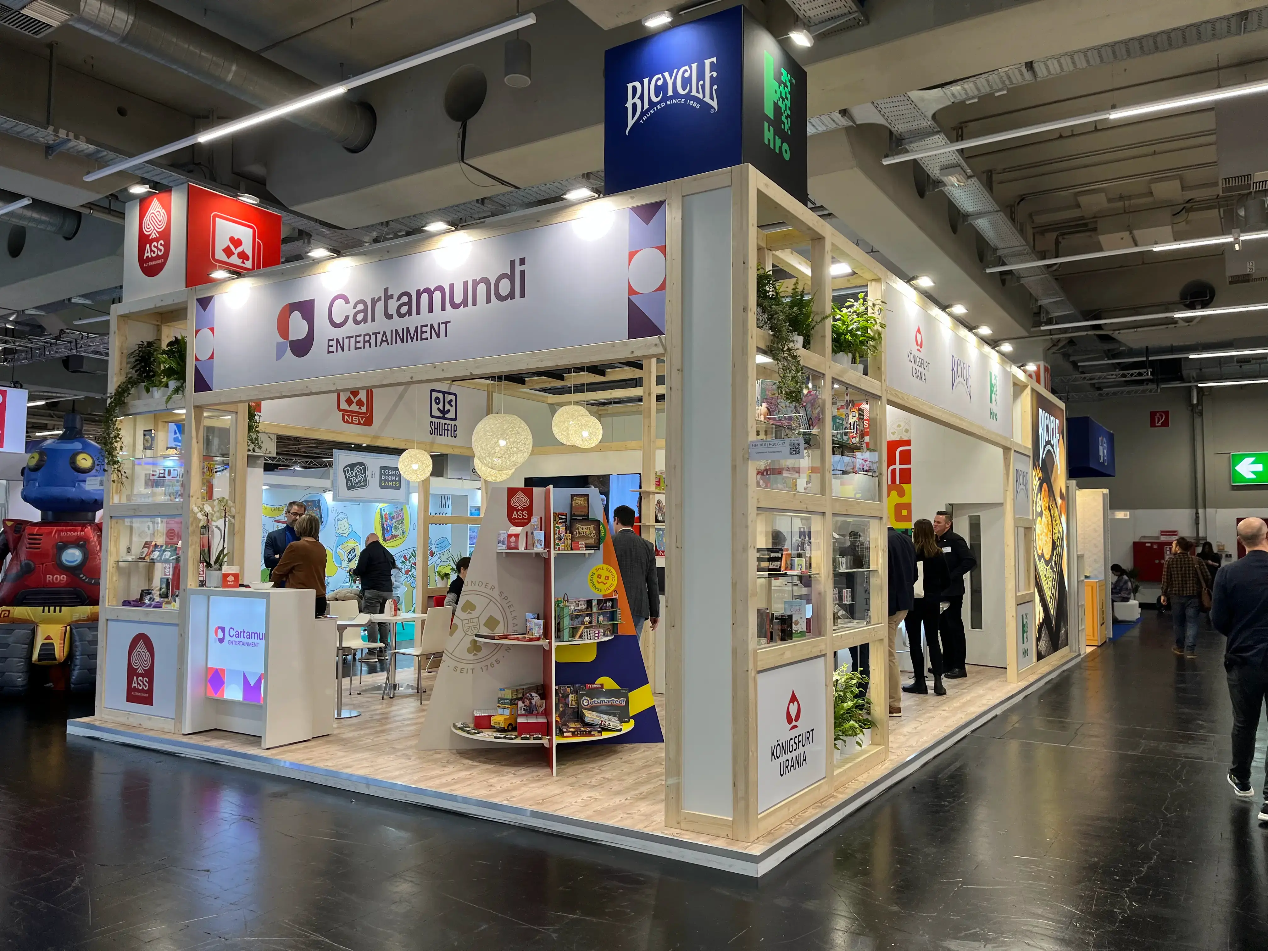 Nachhaltiger Messestand mit Holzkonstruktion gebaut, Cartamundi Deutschland GmbH, Cartamundi Entertainment, Spielwarenmesse Nürnberg 2024